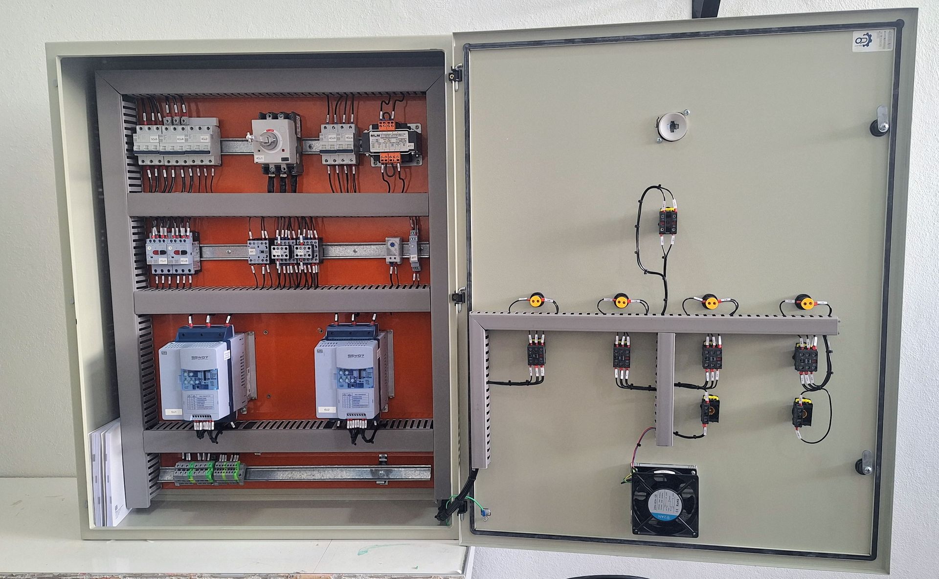 Montagem de painel elétrico